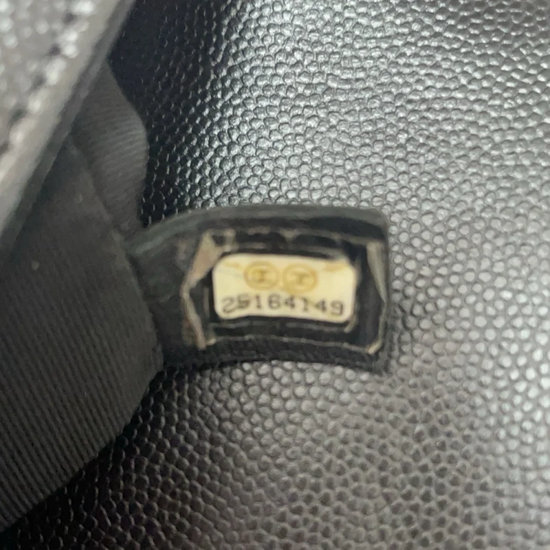 Chanel Boy Medium Schwarze Klapptasche Gestepptes Caviar-Leder 2019