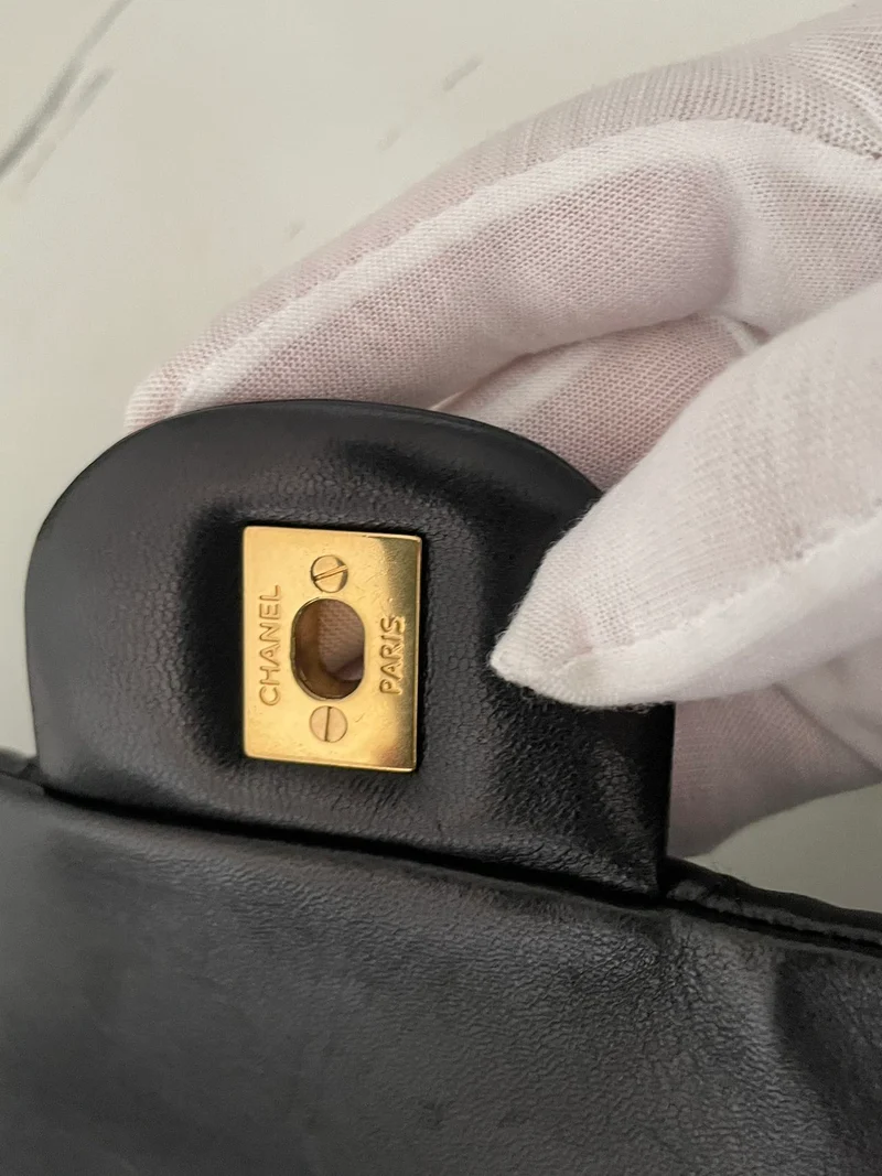 Schwarze klassische Maxi-Tasche mit Doppelklappe von Chanel mit goldener Hardware