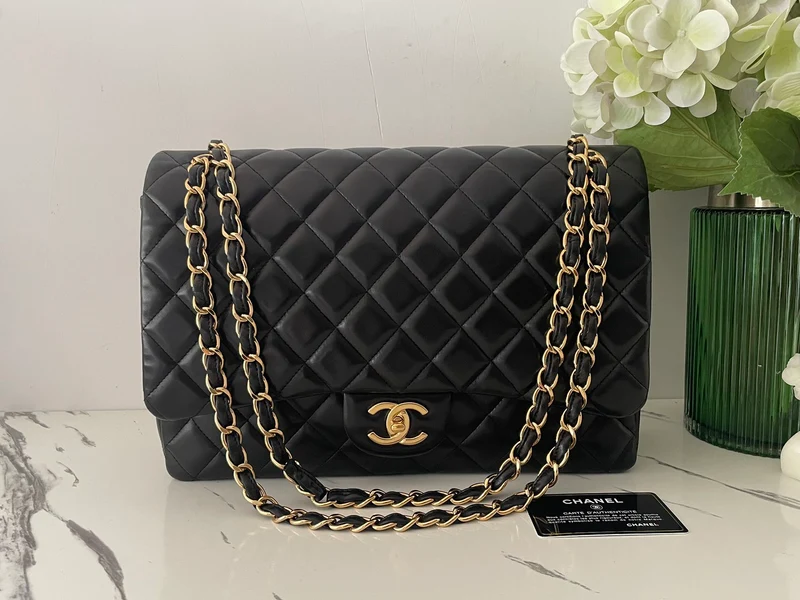 Schwarze klassische Maxi-Tasche mit Doppelklappe von Chanel mit goldener Hardware