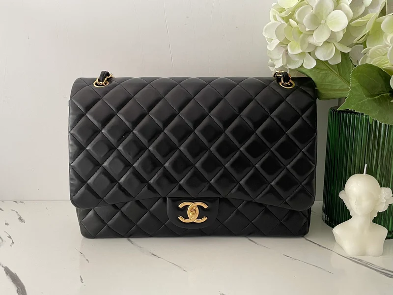 Schwarze klassische Maxi-Tasche mit Doppelklappe von Chanel mit goldener Hardware