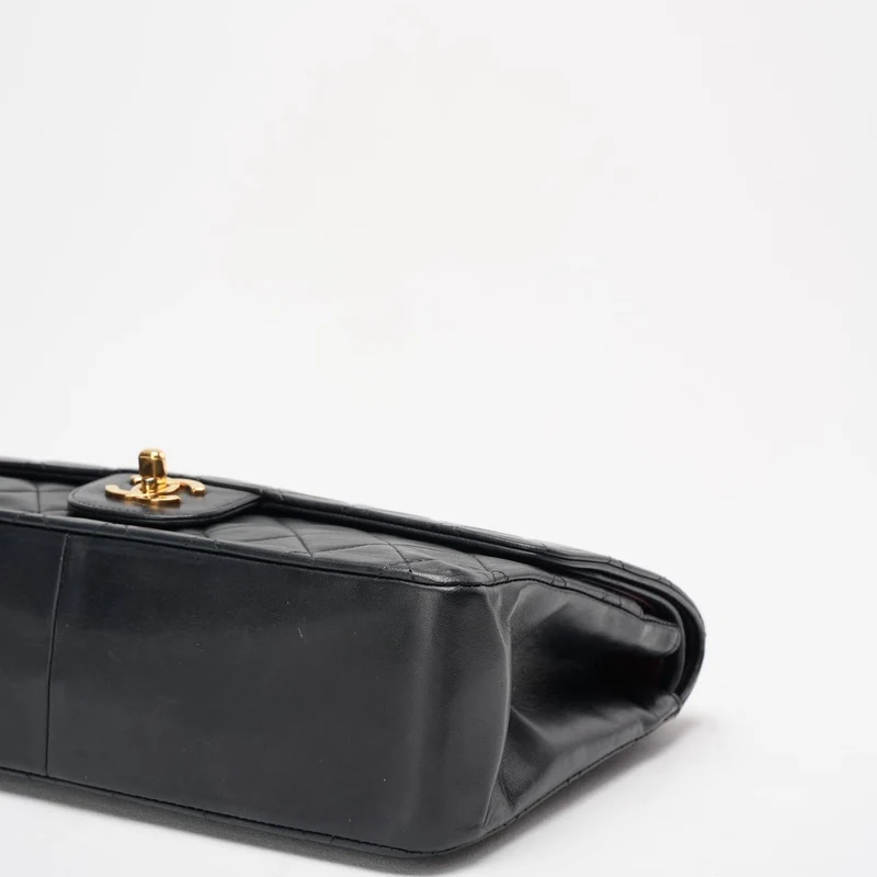 Chanel Vintage Schwarze zeitlose klassische Klappentasche 1990er Jahre