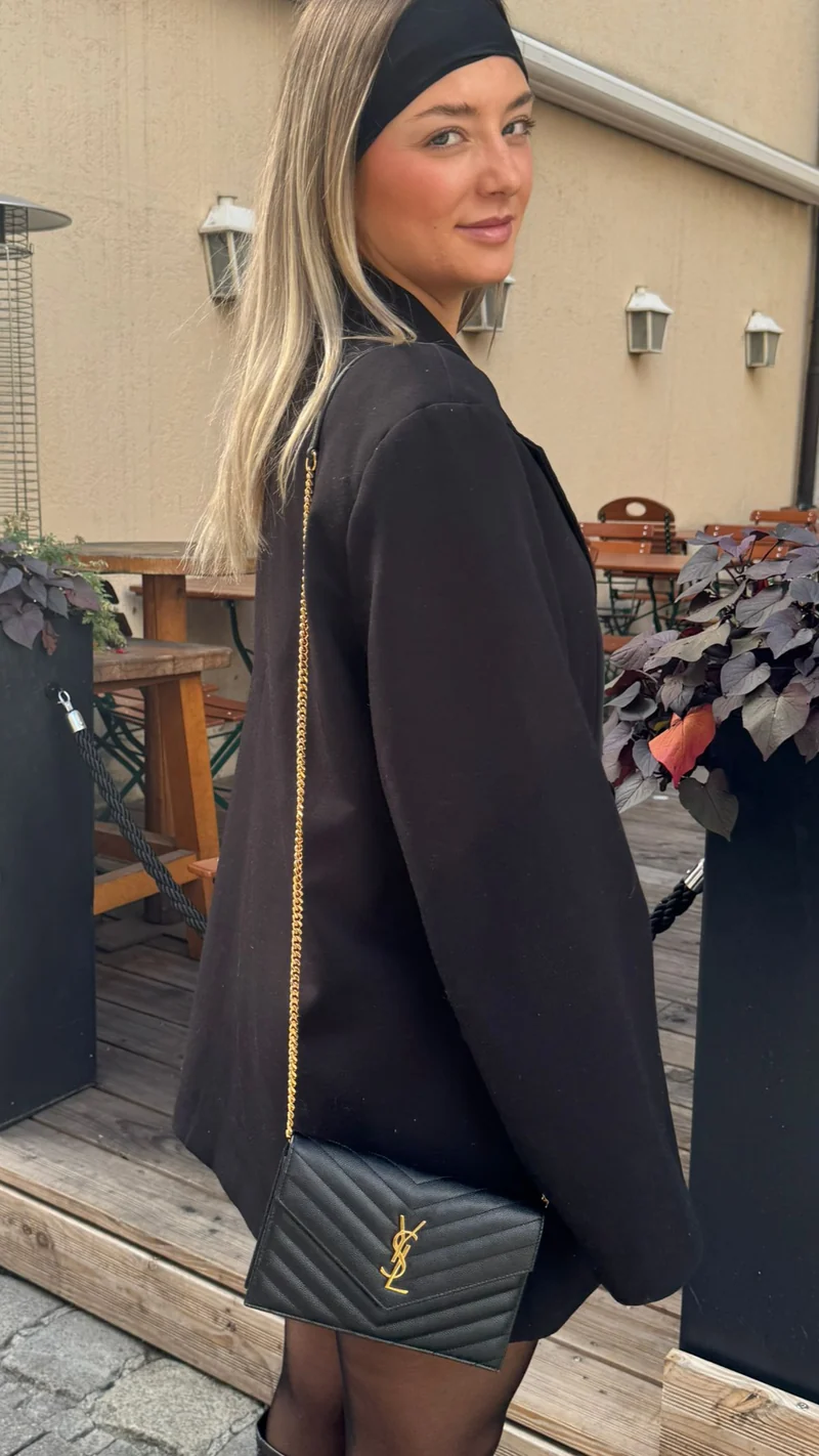 Saint Laurent – ​​Kleines Portemonnaie mit Monogramm auf Kettentasche in Schwarz mit goldfarbenen Metallteilen