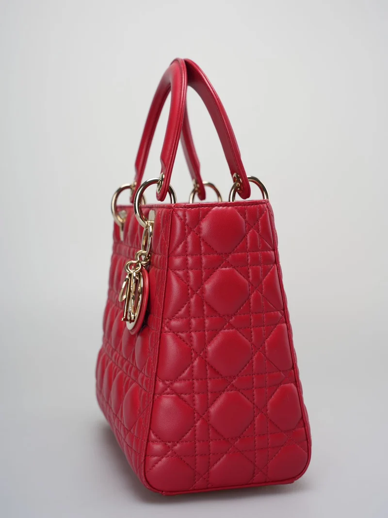 Christian Dior Rote mittelgroße Lady Dior Tasche aus Cannage-Lammleder mit goldenen Beschlägen