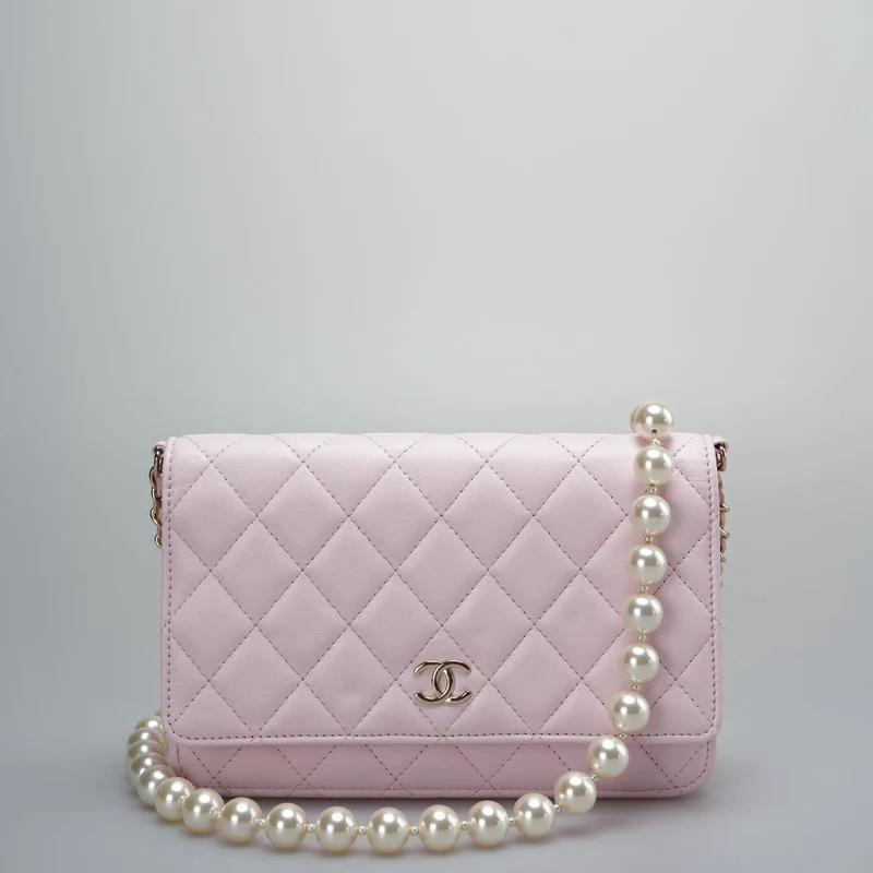 Chanel Baby Pink Wallet on Chain (WOC) aus gestepptem Lammleder mit Perlenkette – Goldbeschläge