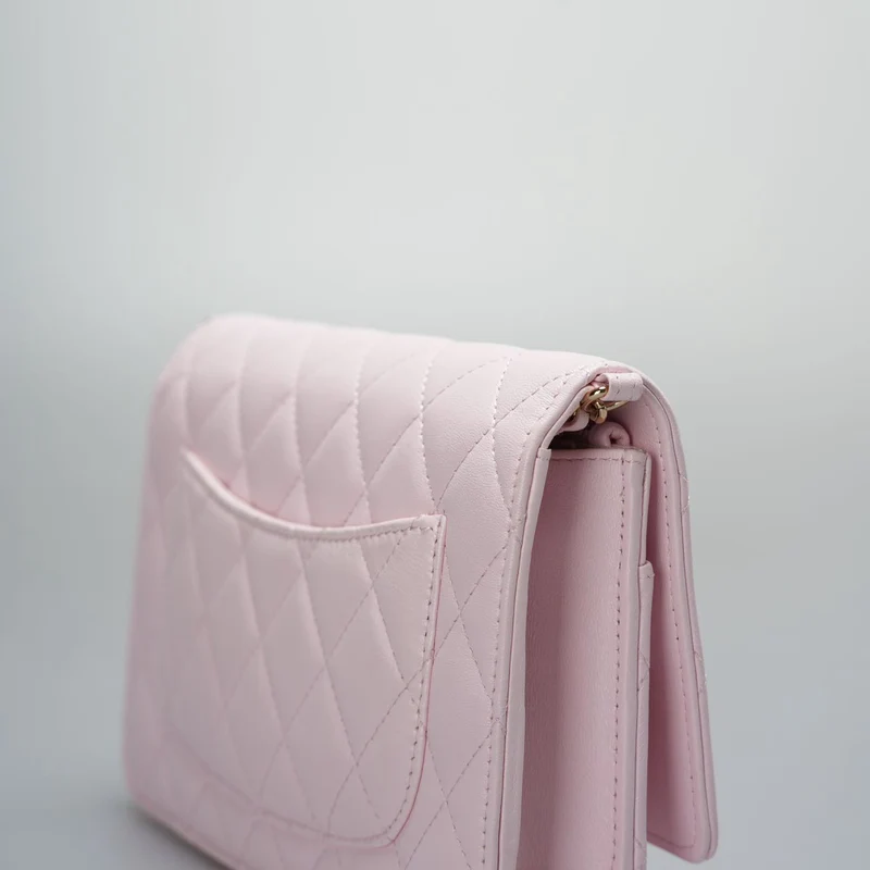 Chanel Baby Pink Wallet on Chain (WOC) aus gestepptem Lammleder mit Perlenkette – Goldbeschläge