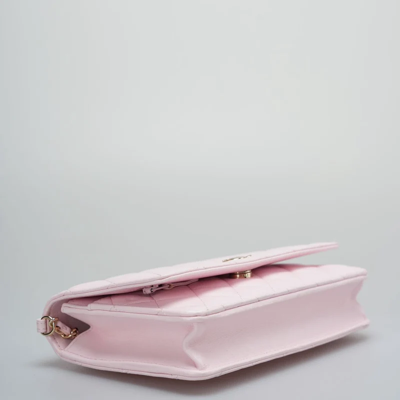 Chanel Baby Pink Wallet on Chain (WOC) aus gestepptem Lammleder mit Perlenkette – Goldbeschläge