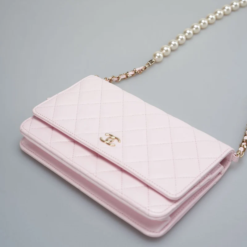 Chanel Baby Pink Wallet on Chain (WOC) aus gestepptem Lammleder mit Perlenkette – Goldbeschläge