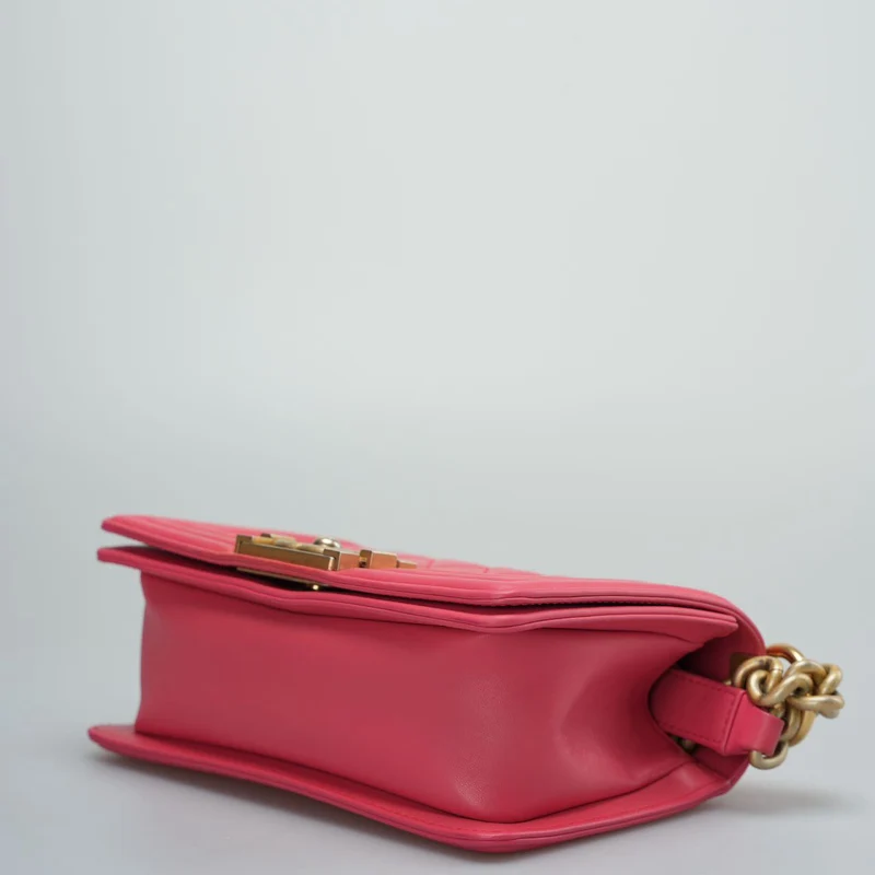 Chanel – Kleine Boy-Flap-Tasche aus gestepptem Lammleder in Pink mit goldenen Beschlägen