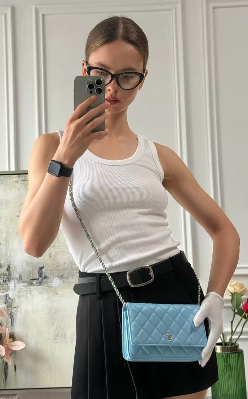 Chanel Classic Wallet an der Kette Hellblaues Kaviarleder Woc