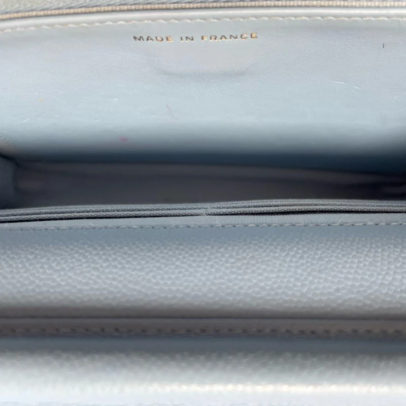 Chanel Classic Wallet an der Kette Hellblaues Kaviarleder Woc