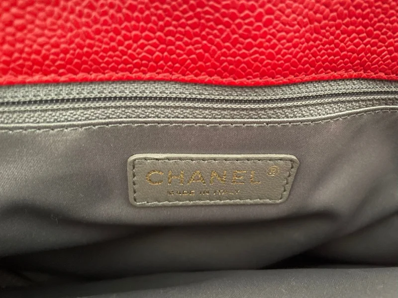 Rote mittelgroße Einkaufstasche von Chanel mit goldenen Beschlägen