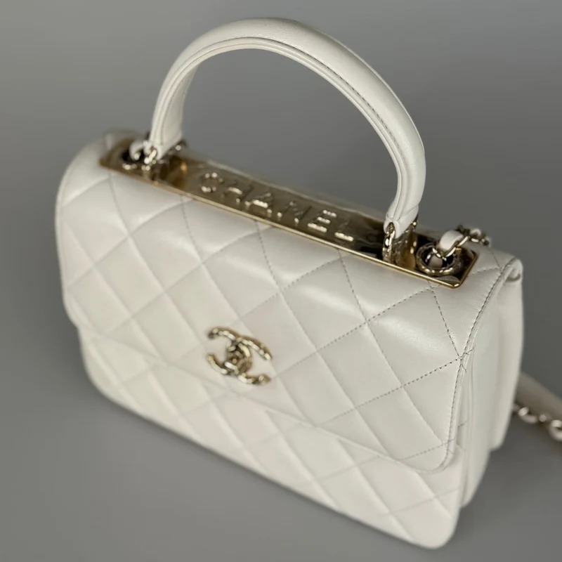 Chanel Trendy CC Bag aus kleinem, weißem Lammleder mit Rautensteppung und champagnergoldenen Metallteilen