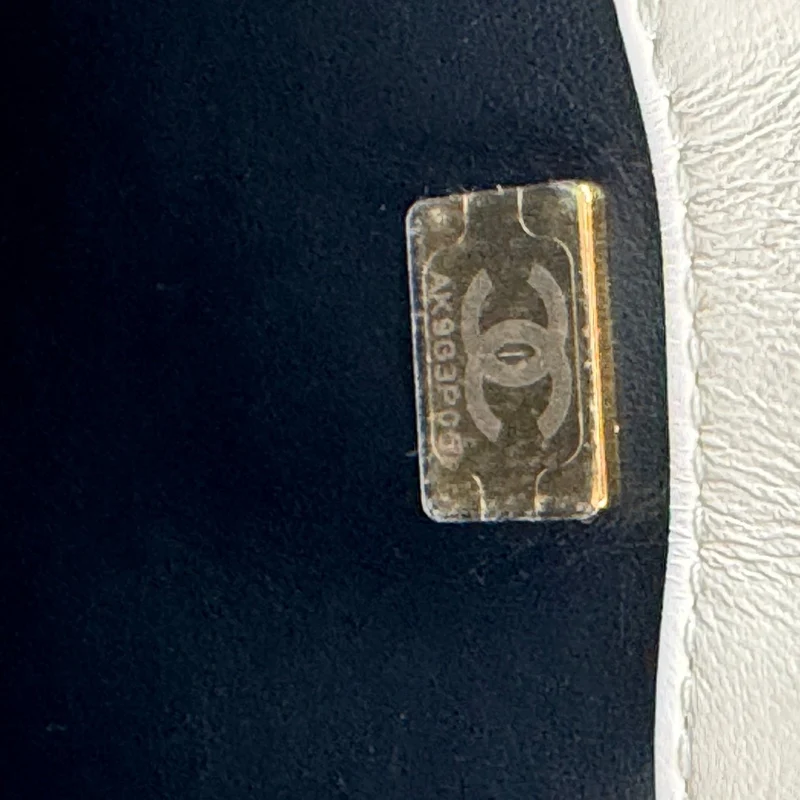 Chanel Trendy CC Bag aus kleinem, weißem Lammleder mit Rautensteppung und champagnergoldenen Metallteilen