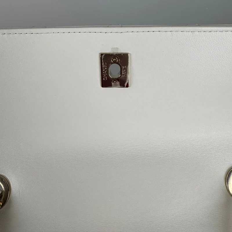 Chanel Trendy CC Bag aus kleinem, weißem Lammleder mit Rautensteppung und champagnergoldenen Metallteilen