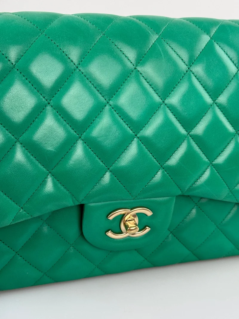 Chanel zeitlose Flap Bag Jumbo Grün mit goldener Hardware