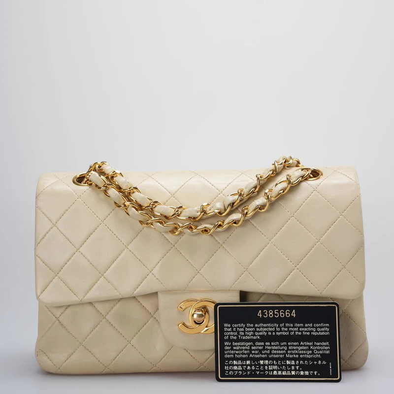 Chanel Vintage Kleine klassische Doppel-Flap-Tasche in Beige mit 24 Karat Goldbeschlägen