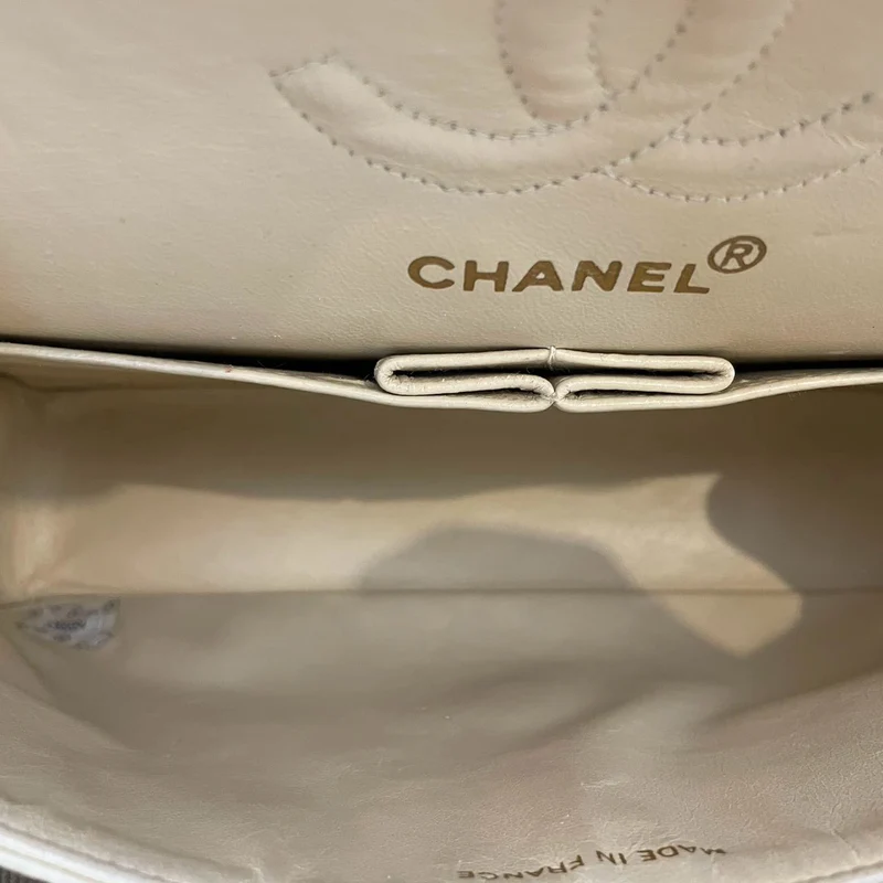Chanel Vintage Kleine klassische Doppel-Flap-Tasche in Beige mit 24 Karat Goldbeschlägen