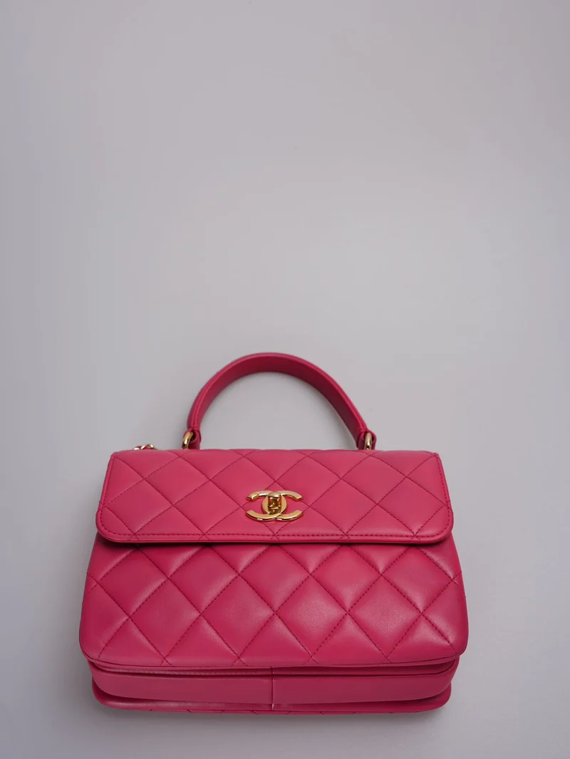 Chanel – Kleine, trendige CC-Tasche aus pinkfarbenem Lammleder mit goldenen Beschlägen