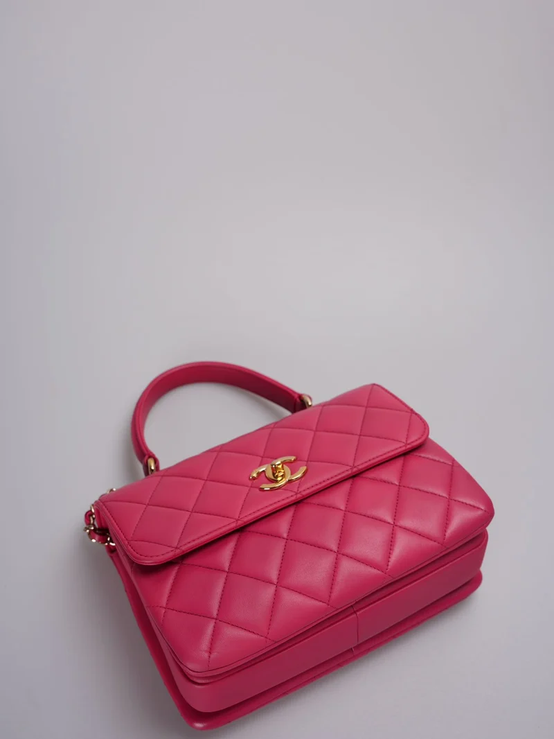 Chanel – Kleine, trendige CC-Tasche aus pinkfarbenem Lammleder mit goldenen Beschlägen