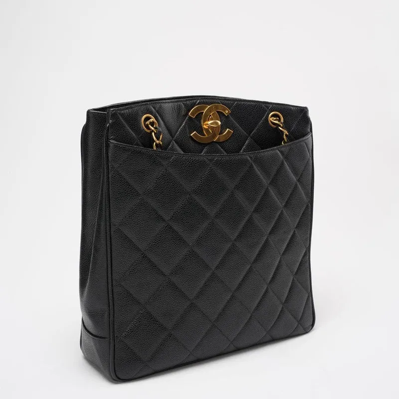 Chanel Vintage 1994 - 1996 Schwarze Kaviar-Schultertasche mit goldenen Beschlägen