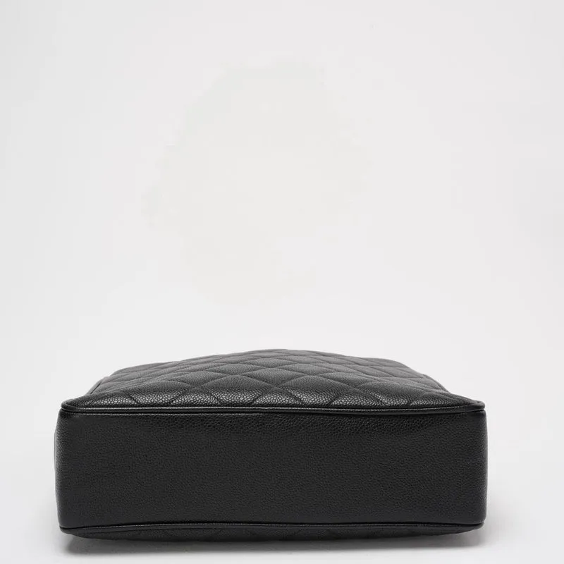 Chanel Vintage 1994 - 1996 Schwarze Kaviar-Schultertasche mit goldenen Beschlägen