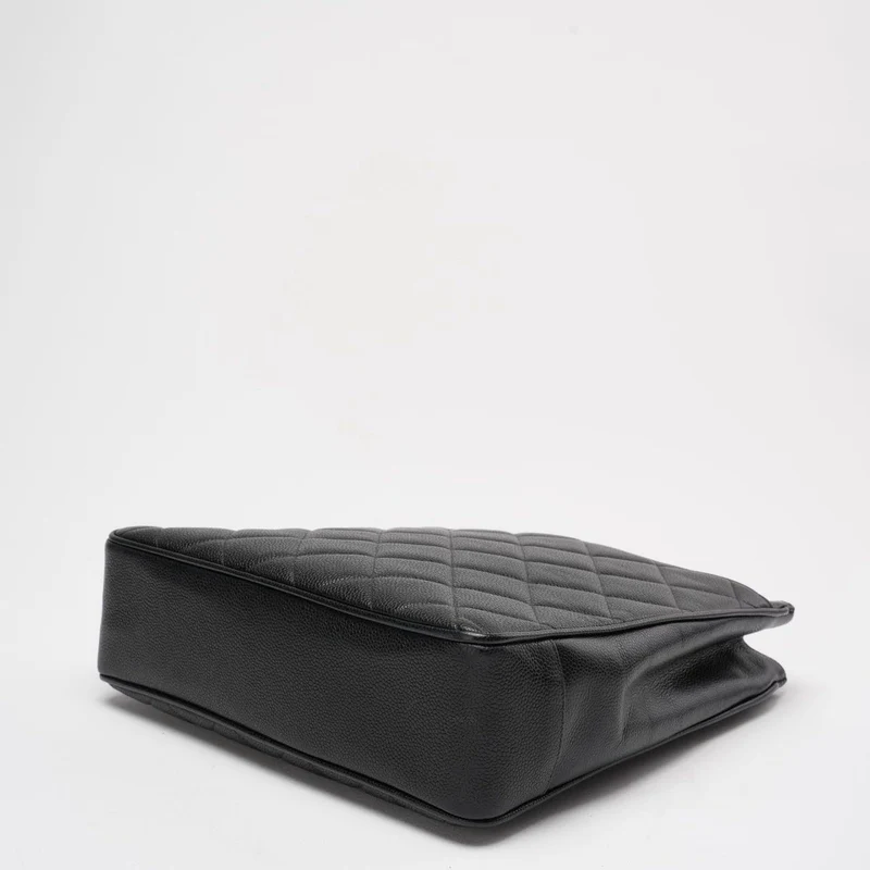 Chanel Vintage 1994 - 1996 Schwarze Kaviar-Schultertasche mit goldenen Beschlägen