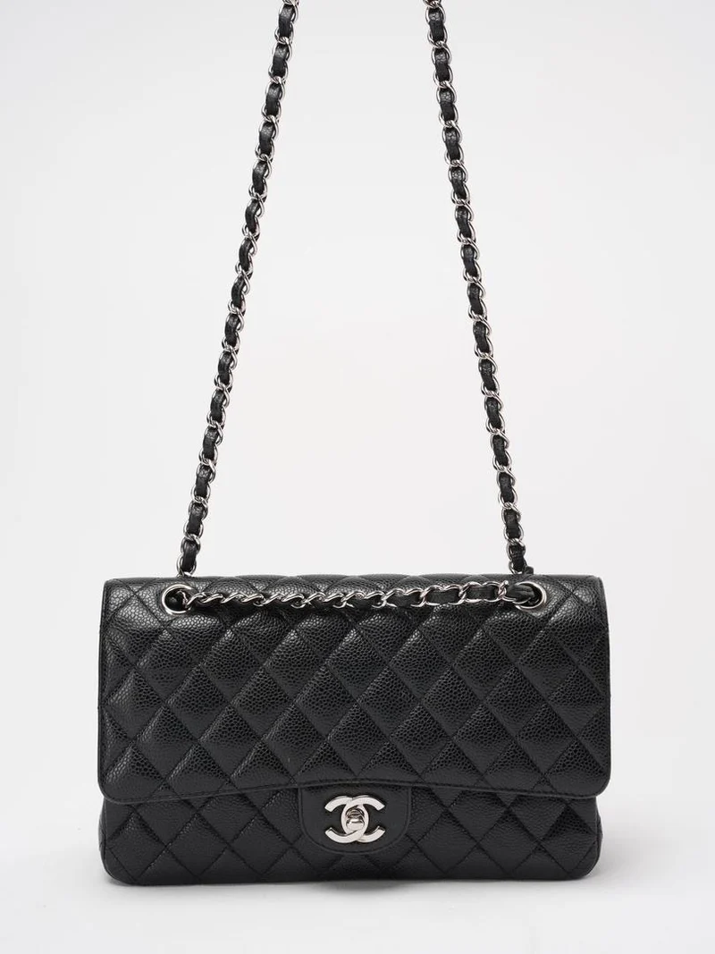 Chanel – Schwarze, gesteppte Caviar-Mitteltasche mit klassischer Doppelklappe