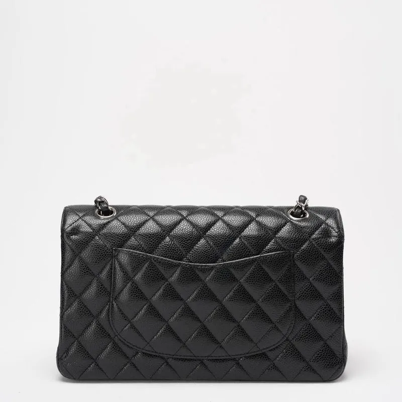 Chanel – Schwarze, gesteppte Caviar-Mitteltasche mit klassischer Doppelklappe