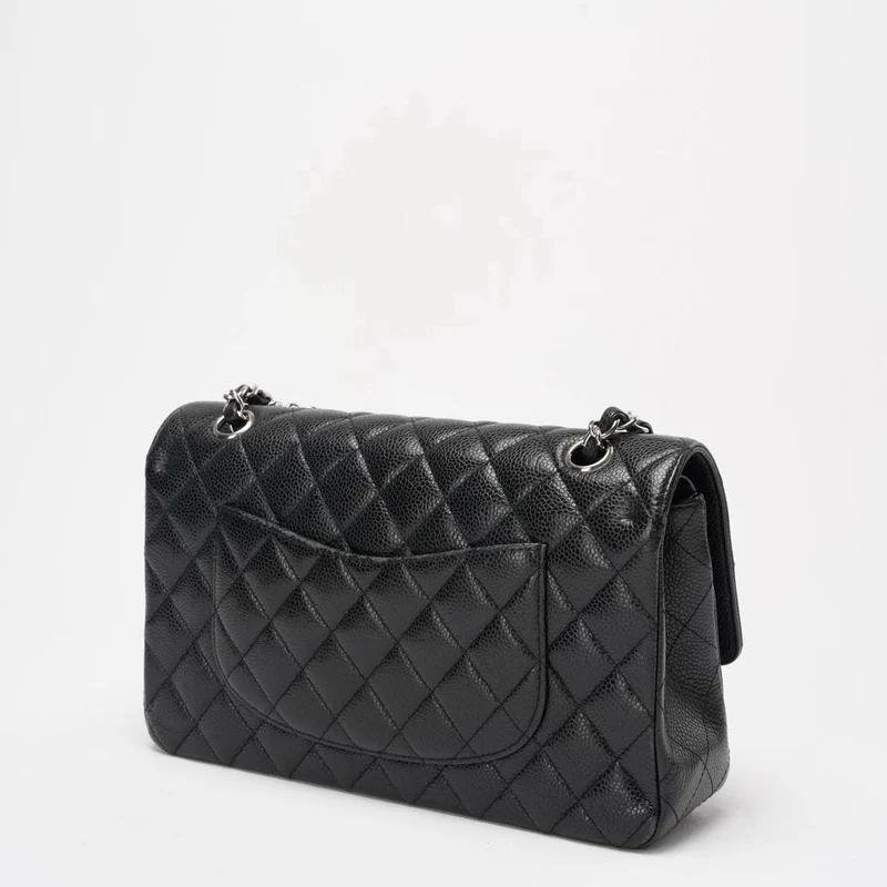 Chanel – Schwarze, gesteppte Caviar-Mitteltasche mit klassischer Doppelklappe