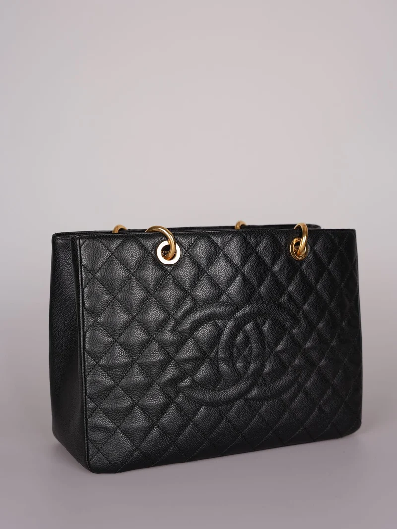 Chanel GST – Mittlere schwarze Tragetasche aus gestepptem Kaviarleder mit goldenen Beschlägen