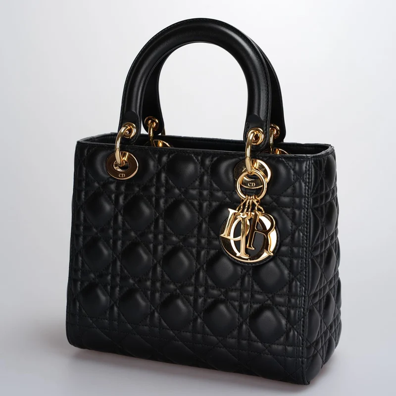 Christian Dior Schwarze mittelgroße Lady Dior Tasche aus Cannage-Lammleder mit goldenen Beschlägen