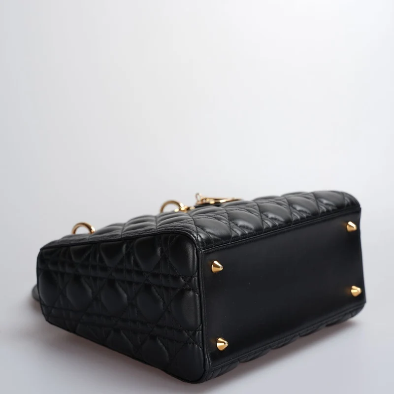 Christian Dior Schwarze mittelgroße Lady Dior Tasche aus Cannage-Lammleder mit goldenen Beschlägen