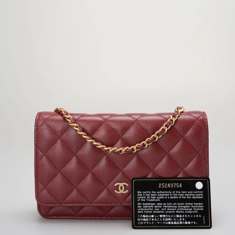 Chanel Burgunderrote Geldbörse an der Kette Woc Bag aus Kaviarleder mit goldenen Beschlägen