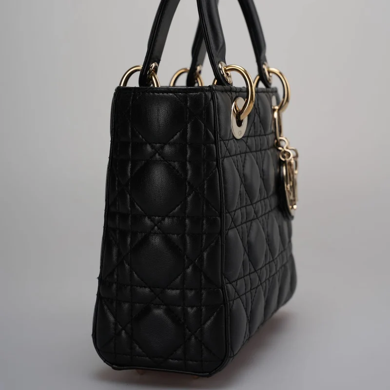 Christian Dior – Kleine Lady Dior-Tasche aus Cannage-Lammleder mit goldenen Beschlägen, schwarz