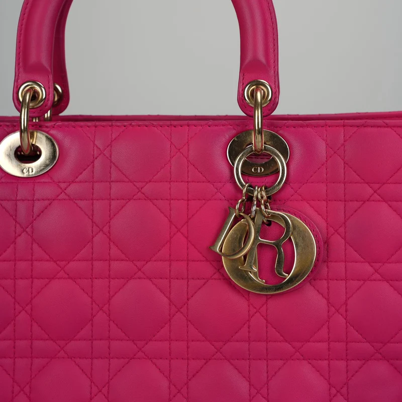 Christian Dior – Große Cannage Lady Dior aus Lammleder in Rosa mit goldener Hardware
