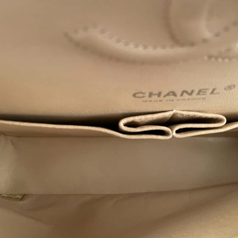 Chanel Beige Classic Double Flap Bag Medium aus gestepptem Kaviarleder mit silberner Hardware
