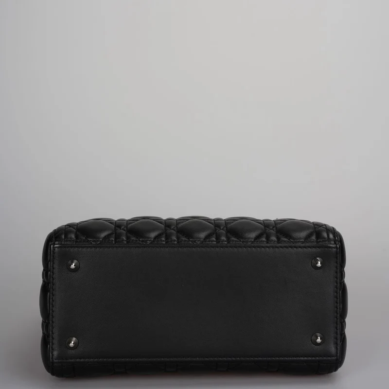 Christian Dior Schwarze mittelgroße Lady Dior Tasche aus Cannage-Lammleder mit silberner Hardware