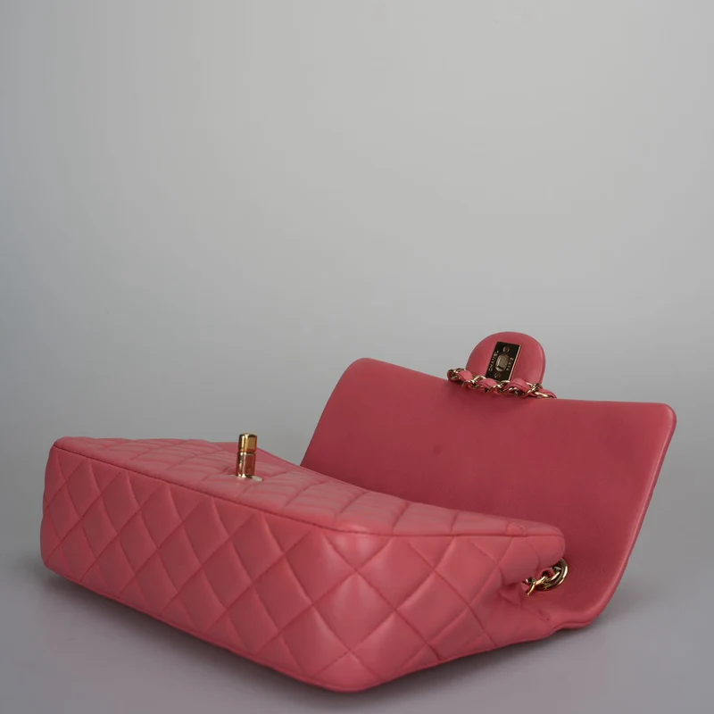 Chanel Classic Medium Flap Bag Valentine's Edition aus rosa Lammleder mit goldenen Beschlägen