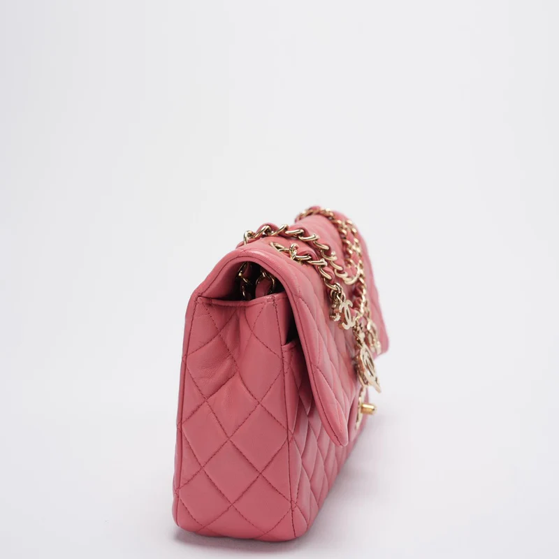 Chanel Classic Medium Flap Bag Valentine's Edition aus rosa Lammleder mit goldenen Beschlägen