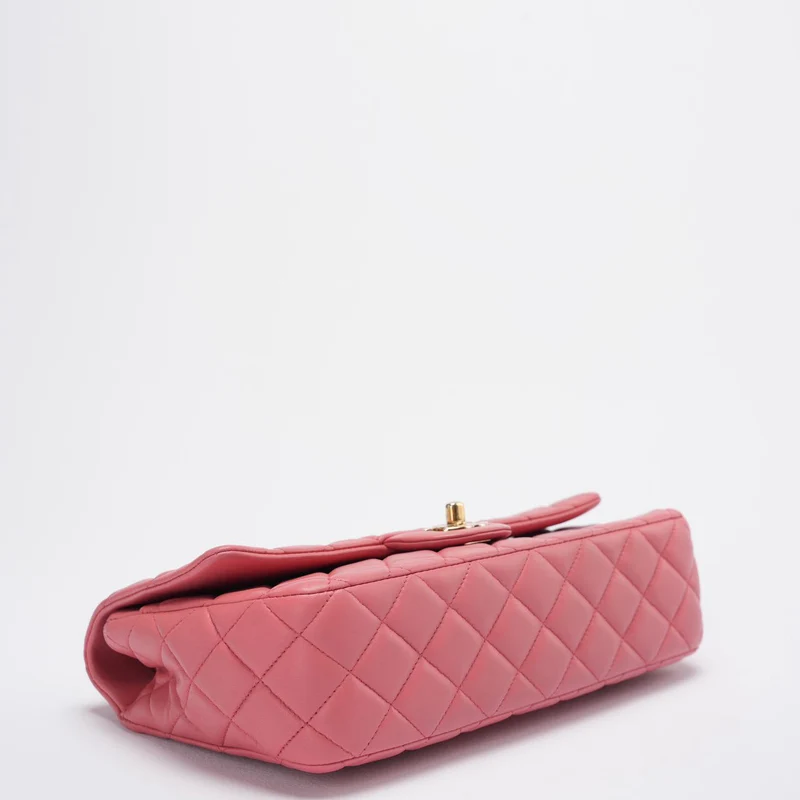 Chanel Classic Medium Flap Bag Valentine's Edition aus rosa Lammleder mit goldenen Beschlägen