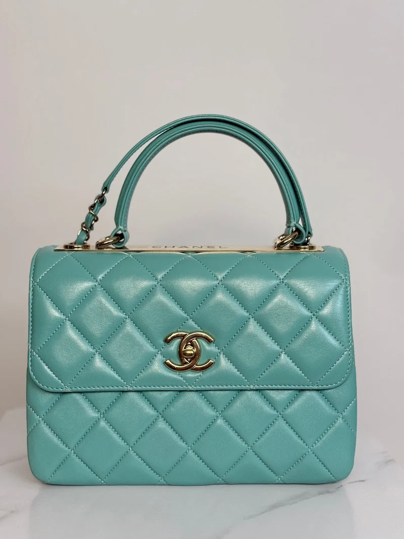 Chanel Kleine Trendy CC Tasche aus hellgrünem Lammleder mit goldenen Beschlägen