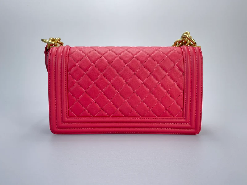 Chanel Medium Le Boy Tasche in Pink mit goldenen Metallteilen