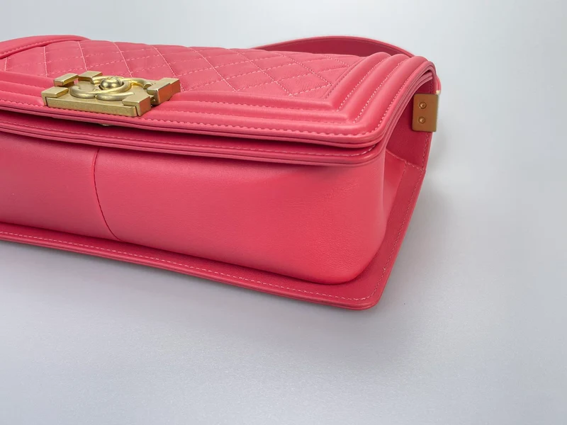 Chanel Medium Le Boy Tasche in Pink mit goldenen Metallteilen