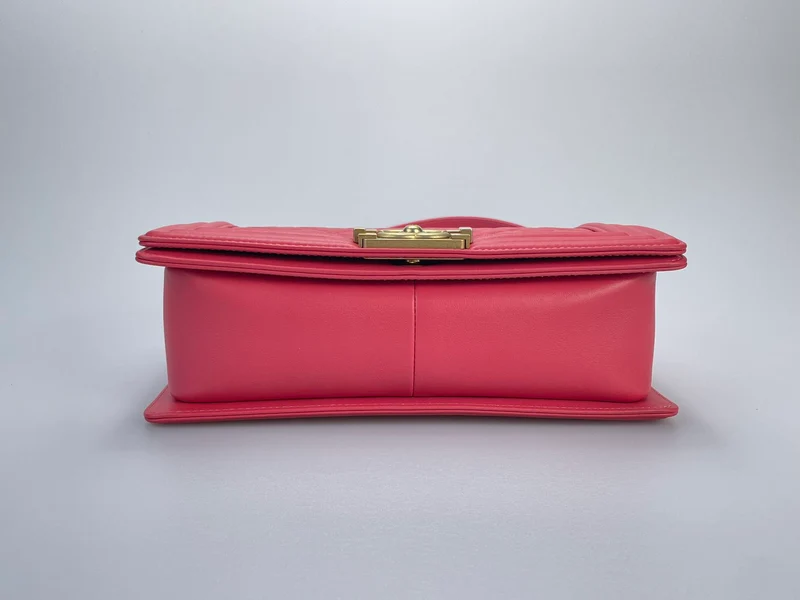 Chanel Medium Le Boy Tasche in Pink mit goldenen Metallteilen
