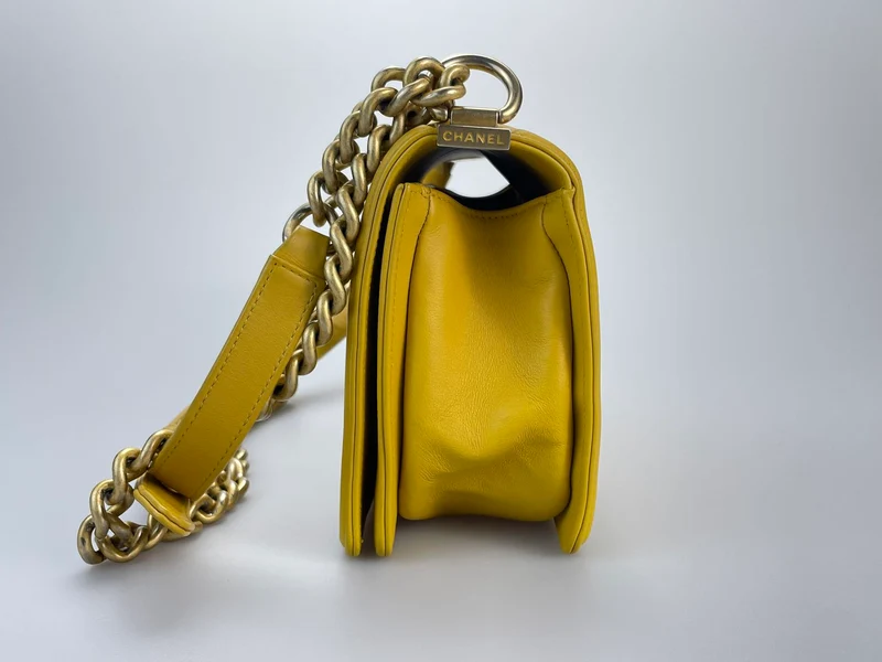 Chanel Le Boy Medium in Zitronengelb mit goldener Hardware