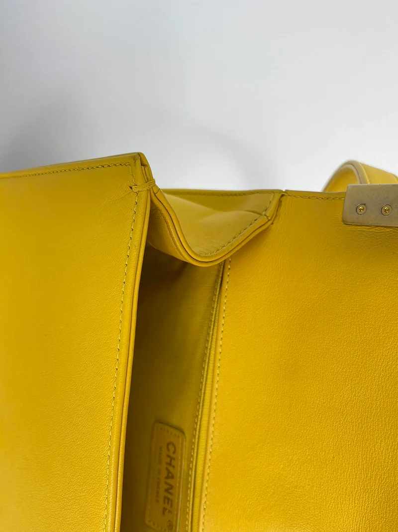 Chanel Le Boy Medium in Zitronengelb mit goldener Hardware