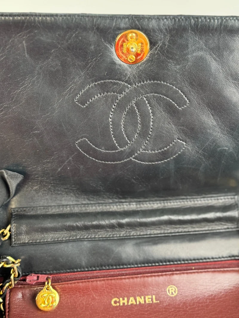 Chanel Vintage Matelassé Lammleder-Umhängetasche in Schwarz mit 24 Karat Goldbeschlägen