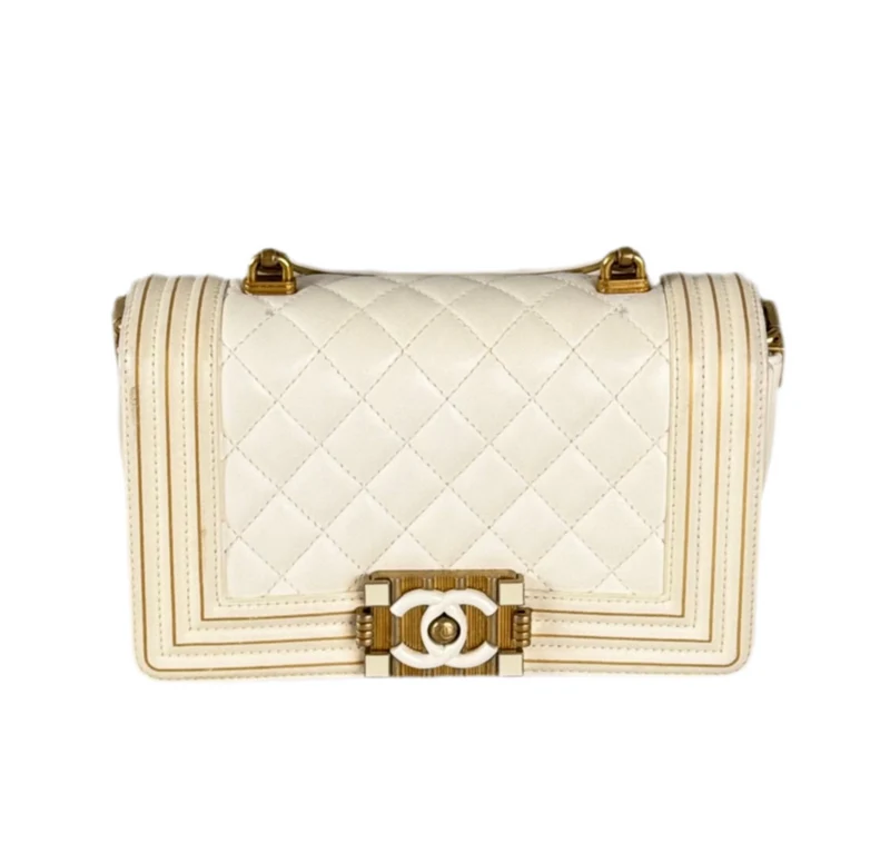 Chanel – Boy Bag aus weißem Lammleder mit goldener Hardware