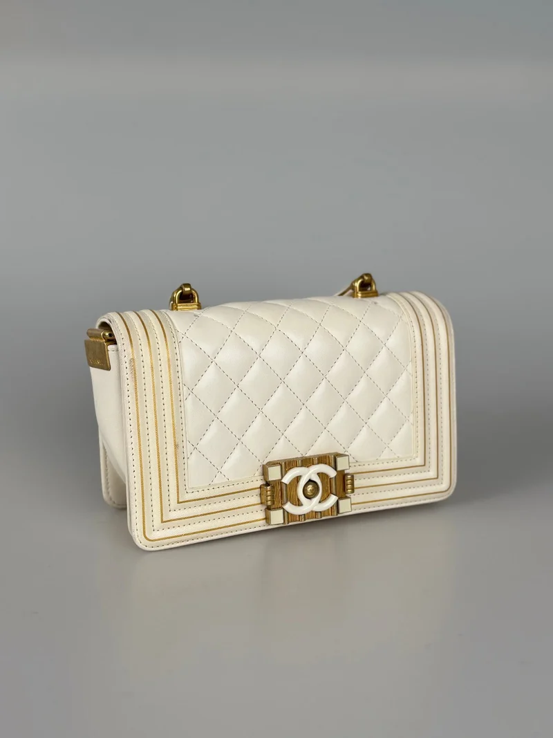 Chanel – Boy Bag aus weißem Lammleder mit goldener Hardware
