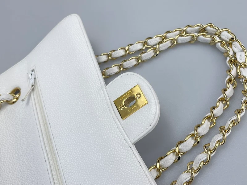 Chanel mittelgroße, klassische Flap Bag aus Kaviarleder mit goldenen Beschlägen